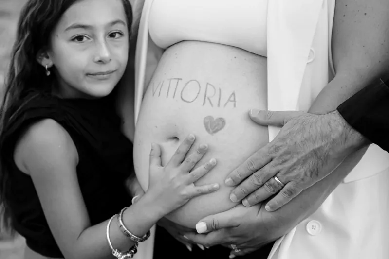Una sorellina accanto al pancione della mamma
