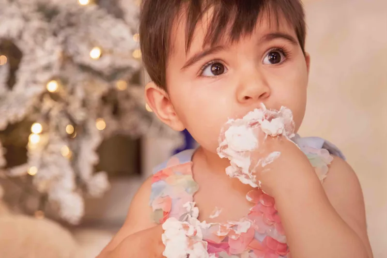 Una bambina durante la sua sessione cake smash