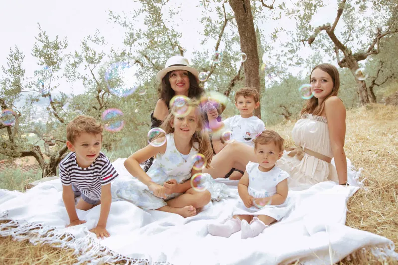 Una famiglia gioca con le bolle di sapone
