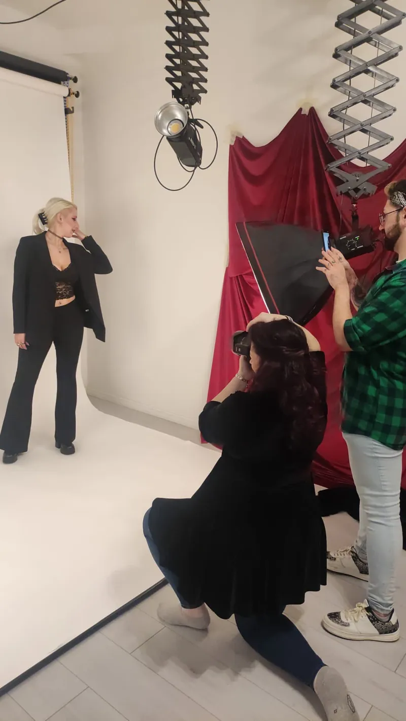 Una sessione fotografica in studio, con il team al lavoro sul set