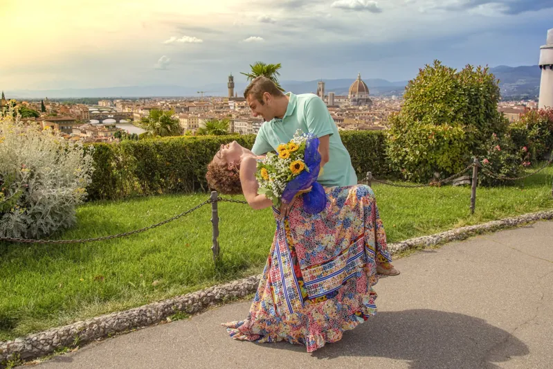 Una coppia sorride abbracciata davanti al panorama di Firenze