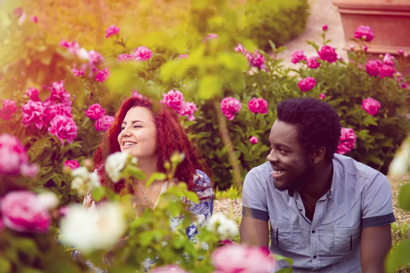 Sorrisi tra i fiori, un ritratto di coppia