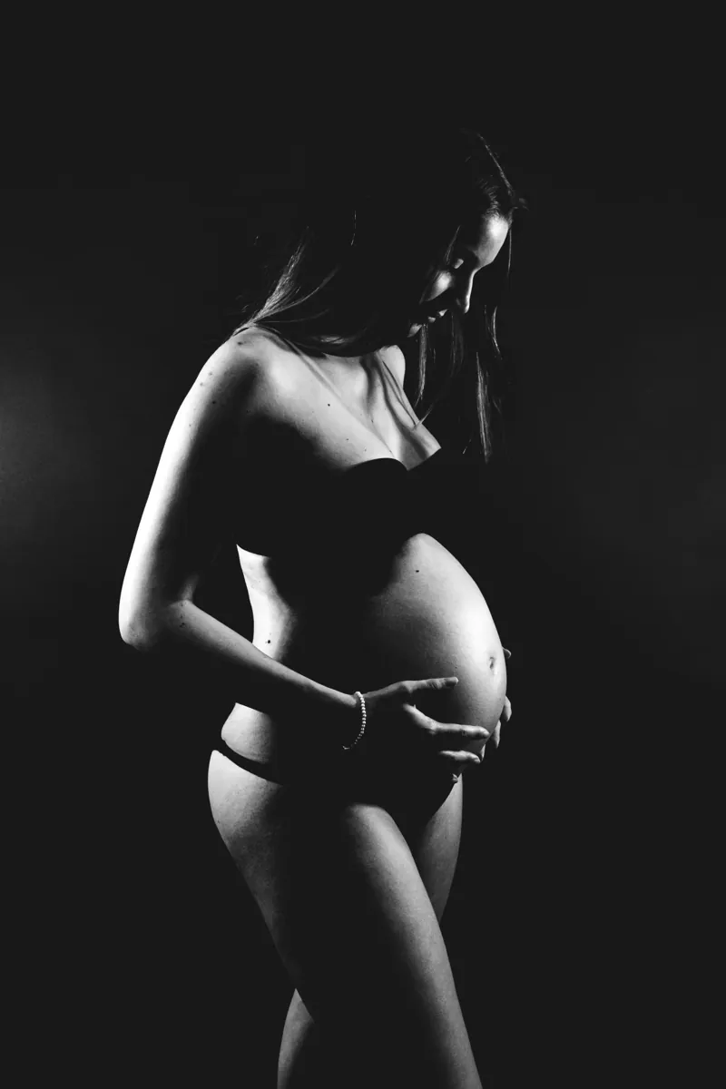 La silhouette di una futura mamma in studio
