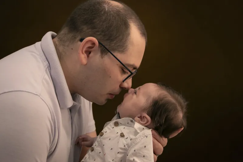 Un papà dà un bacio al suo bambino