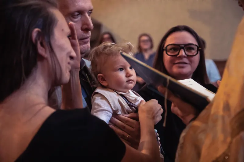 I genitori con il bambino durante la cerimonia