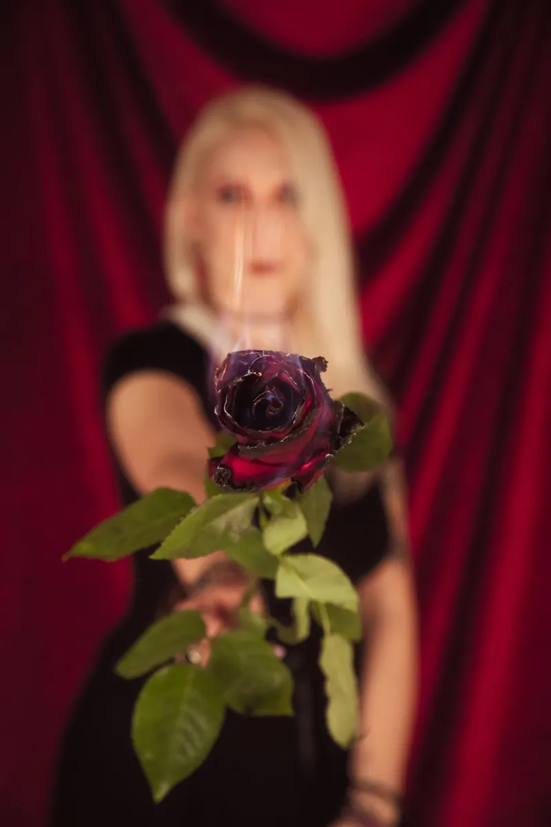 Un ritratto creativo con una rosa