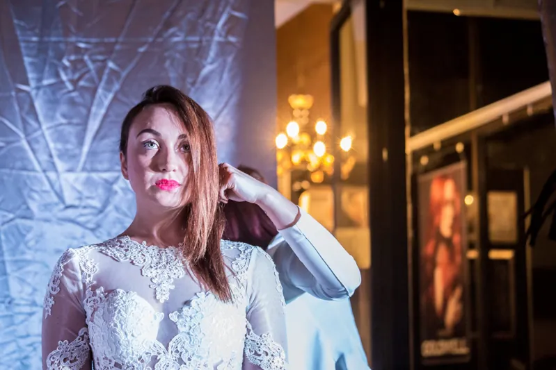 Ritratto fashion con dettagli luminosi