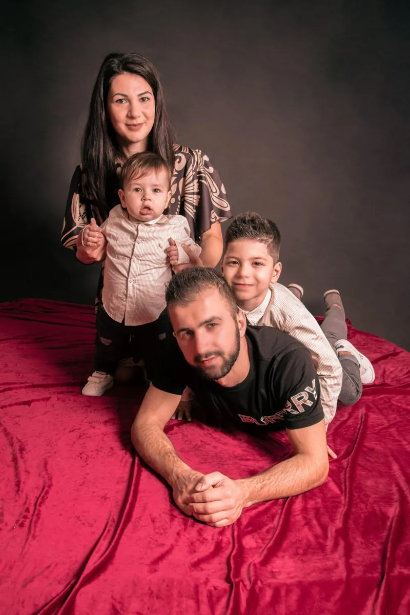 Un ritratto di famiglia nello studio fotografico