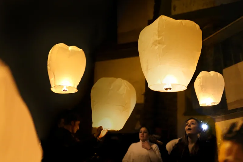 Lanterne luminose durante una festa serale
