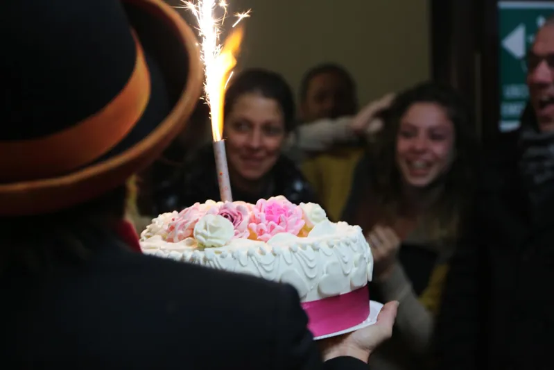Le candeline sulla torta di compleanno