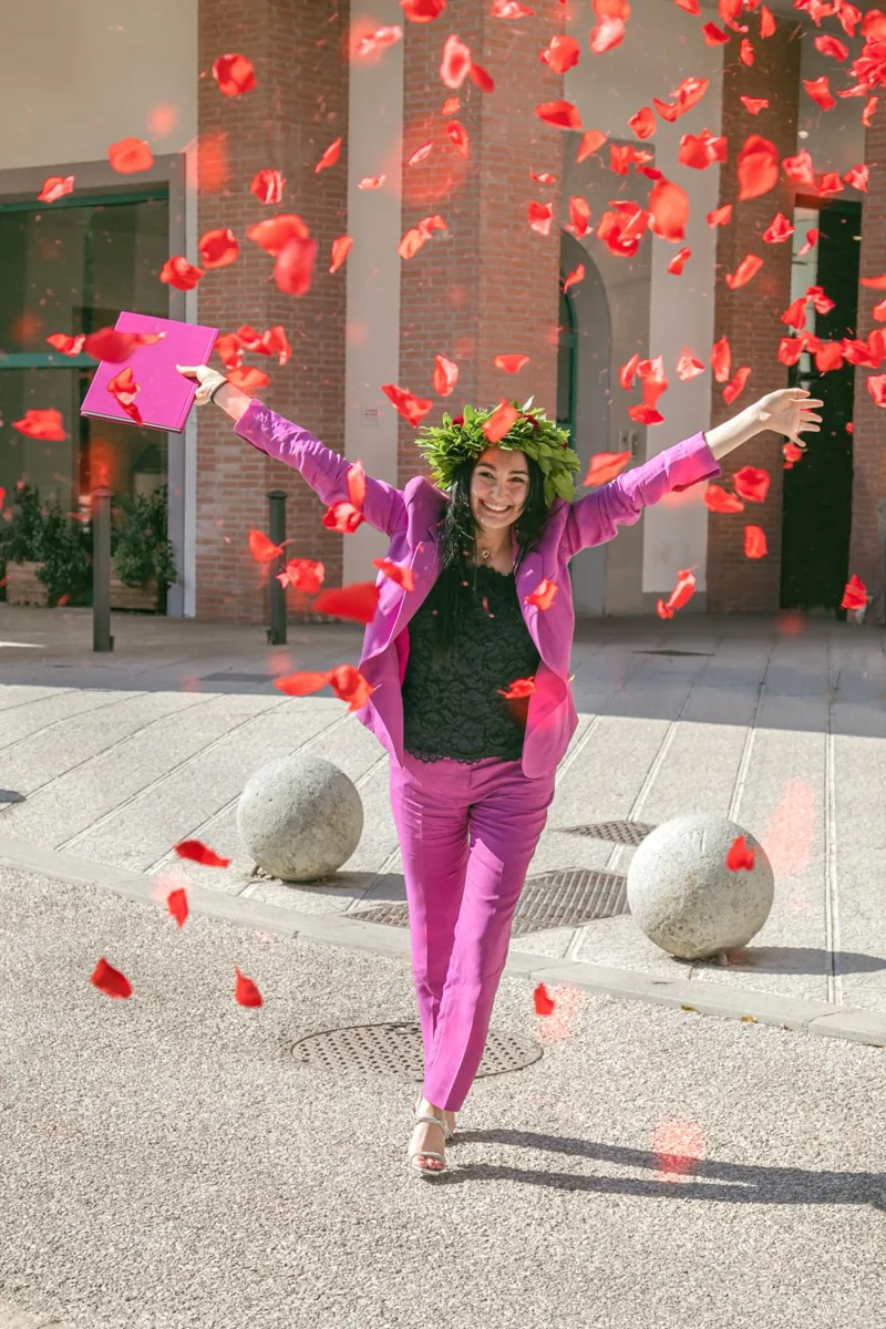 Una laurea tra petali e festeggiamenti