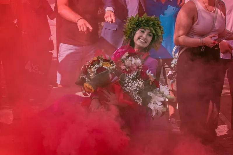 Una laurea festeggiata con il colore rosso