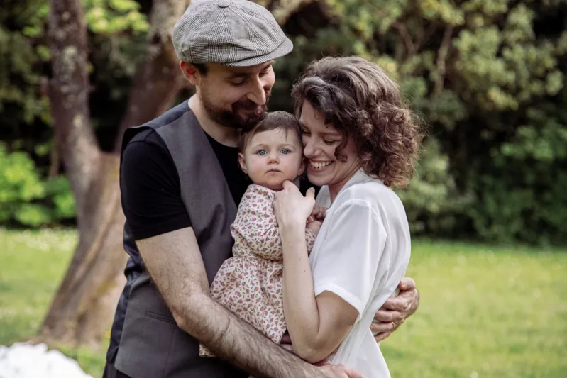 Una famiglia abbracciata nella luce di primavera