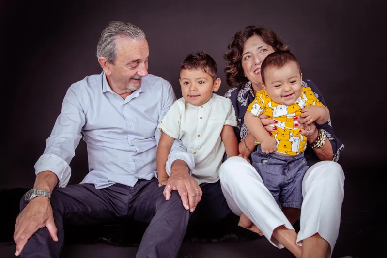 Nonni e nipoti insieme nello studio