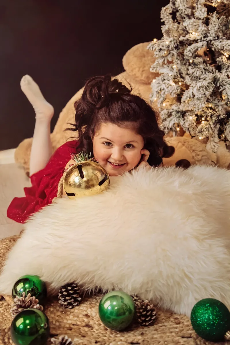 Una bambina durante il set fotografico di Natale