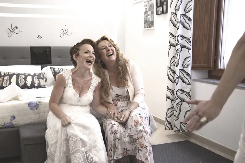 Sorrisi durante i preparativi della sposa