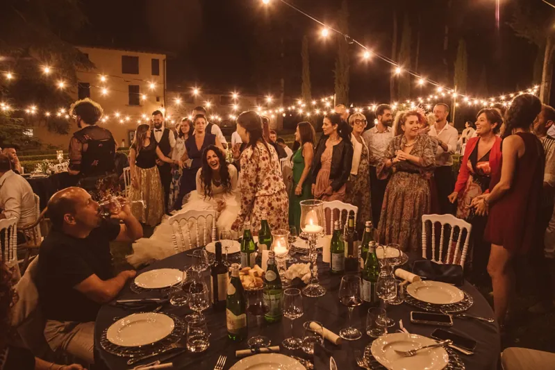 La festa del matrimonio sotto le luci