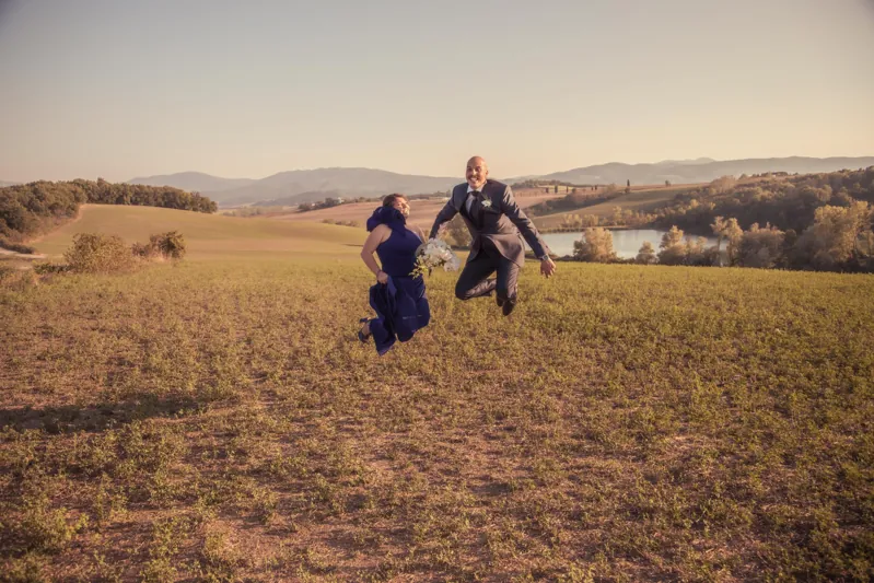Gli sposi nella campagna toscana
