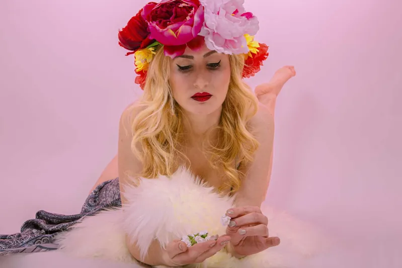 Make-up creativo con colori e dettagli floreali