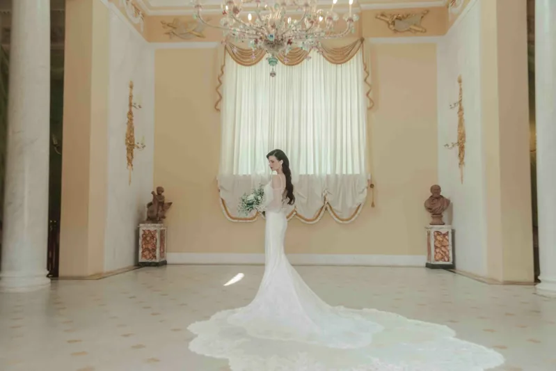 Una sposa nella luce di un salone storico, fotografata da Studio Lamonaca