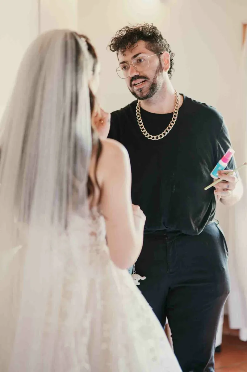 Francesco al lavoro durante la preparazione di una sposa