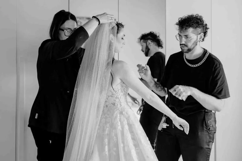 Francesco Lamonaca prepara il make-up di una sposa