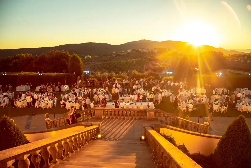 Un evento aziendale al tramonto in una villa toscana