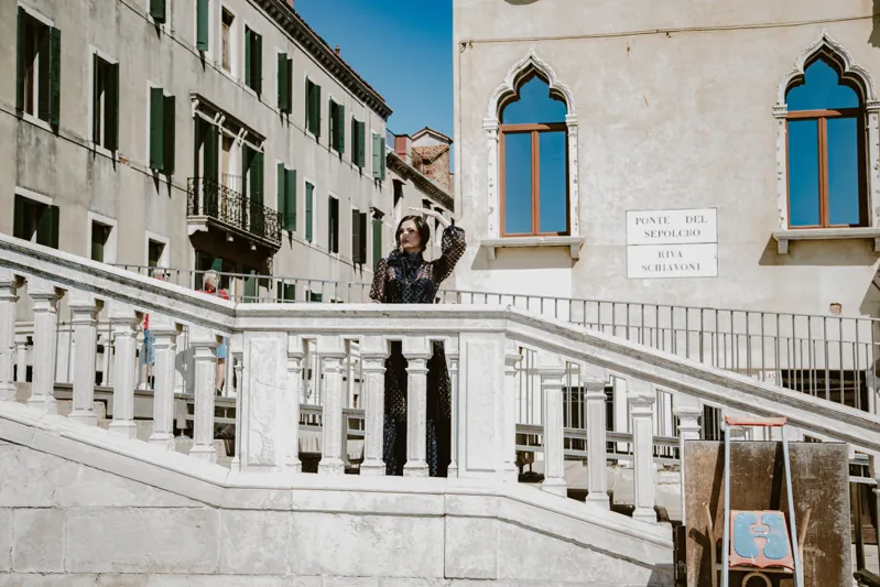 Ritratto in abito da sera tra le architetture veneziane