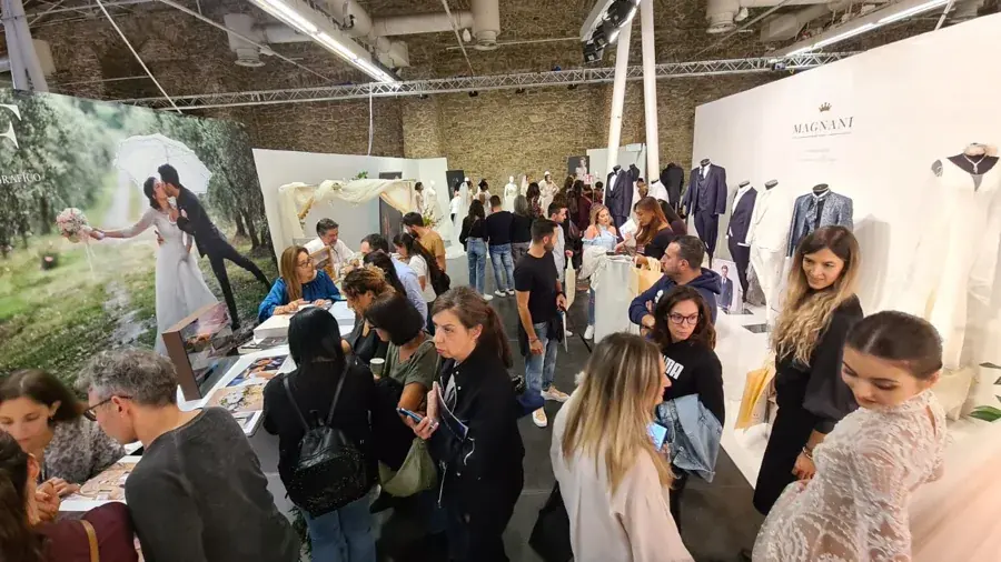Visitatori tra gli stand di Tutto Sposi, occasione di incontro con le aziende